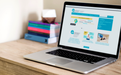 ordenador en un escritorio