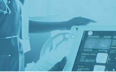 manos sosteniendo una tablet