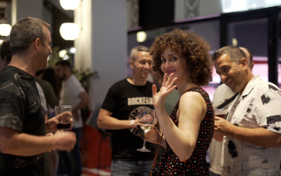 Personas socializando