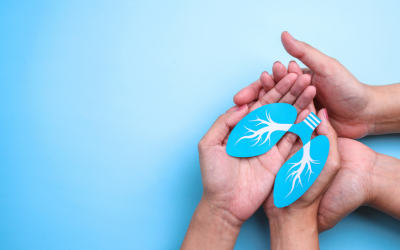 Manos sosteniendo unos pulmones de papel