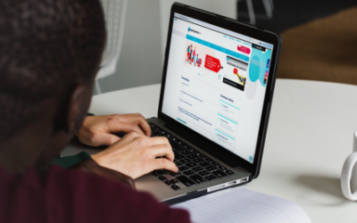 hombre escribiendo en un ordenador