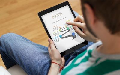 Persona consultando una infografía de LUCIA