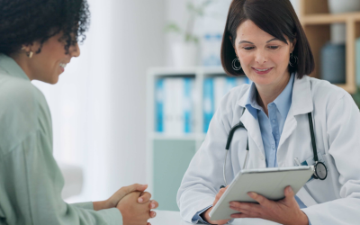Dos chicas mirando una tablet
