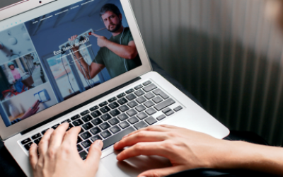 chico con un ordenador