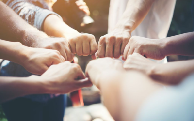 manos unidas de mucha gente 