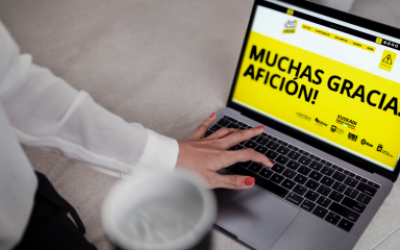 Ordenador en una mesa