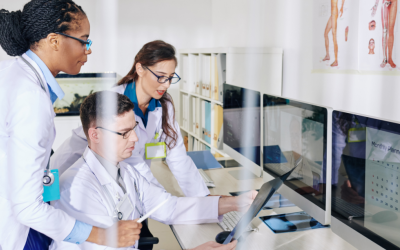 Medicos consultando información en un ordenador