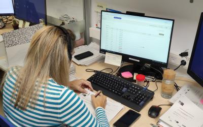 Chica frente a un ordenador