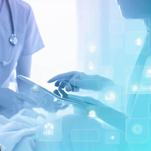 médicos con una tablet