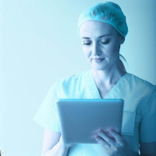enfermera con una tablet