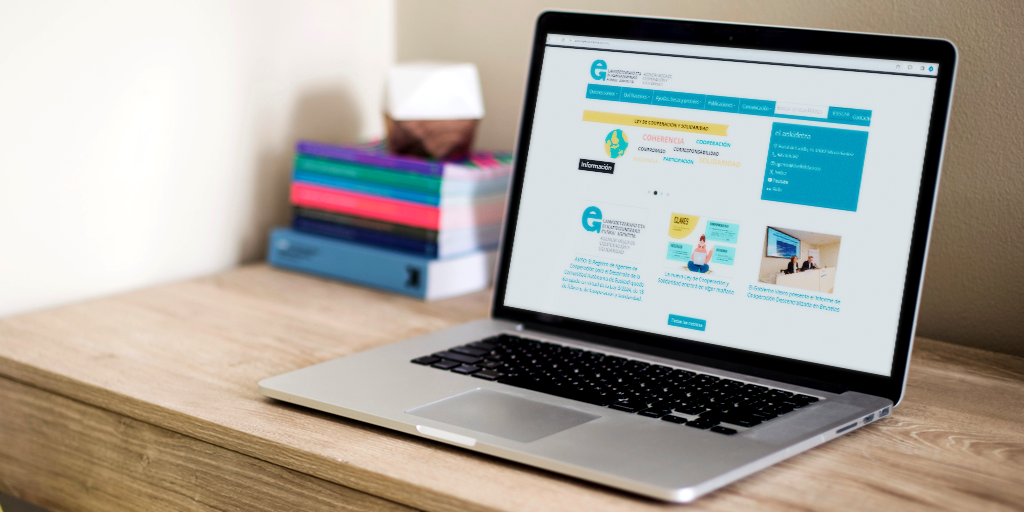 ordenador en un escritorio