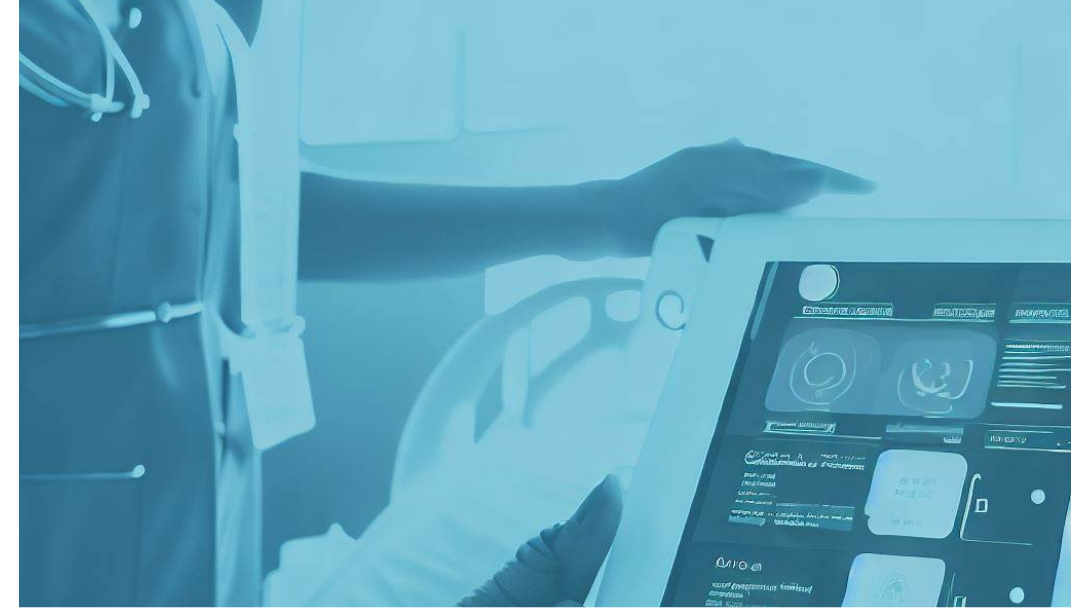 manos sosteniendo una tablet