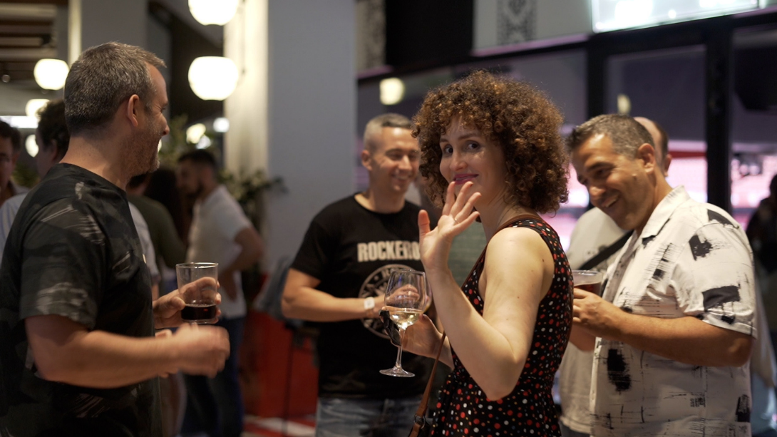 Personas socializando