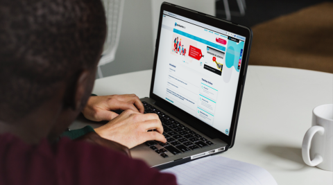 hombre escribiendo en un ordenador