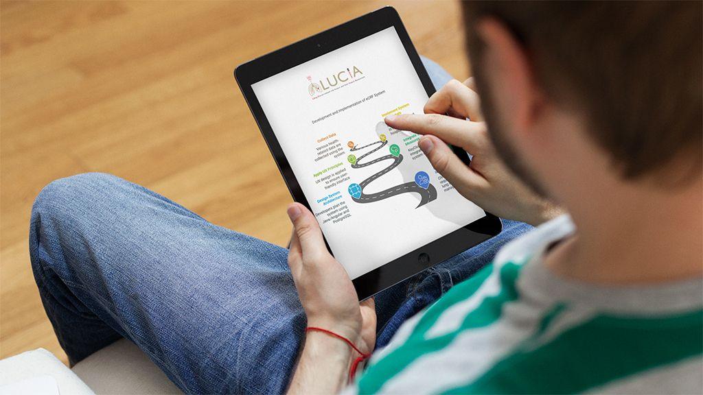 Persona consultando una infografía de LUCIA
