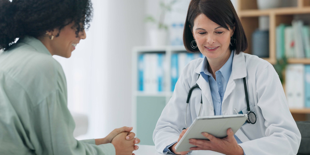 Dos chicas mirando una tablet