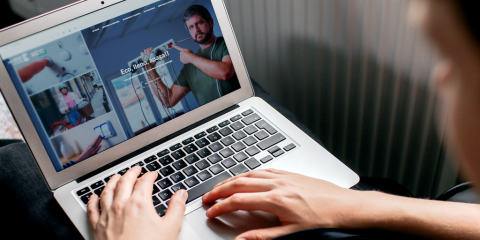 chico con un ordenador