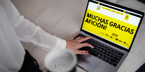 Ordenador en una mesa