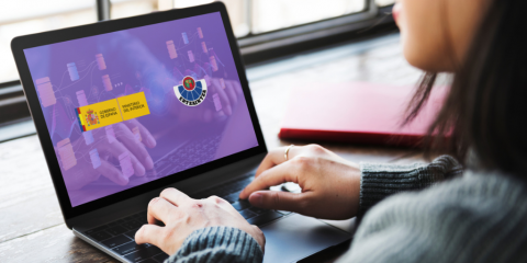 mujer con un ordenador