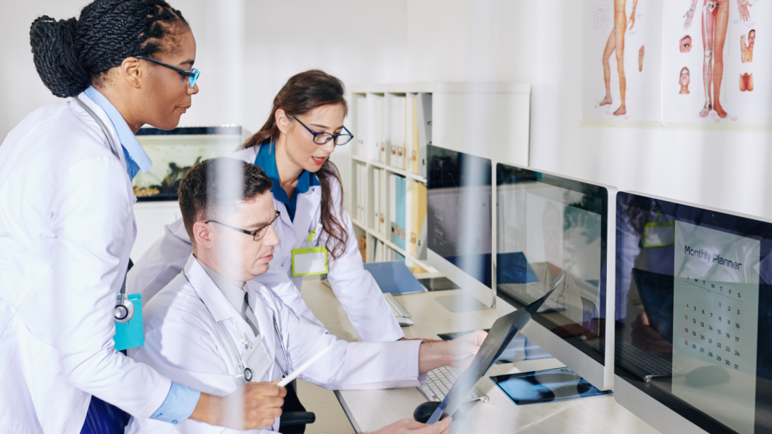 Medicos consultando información en un ordenador