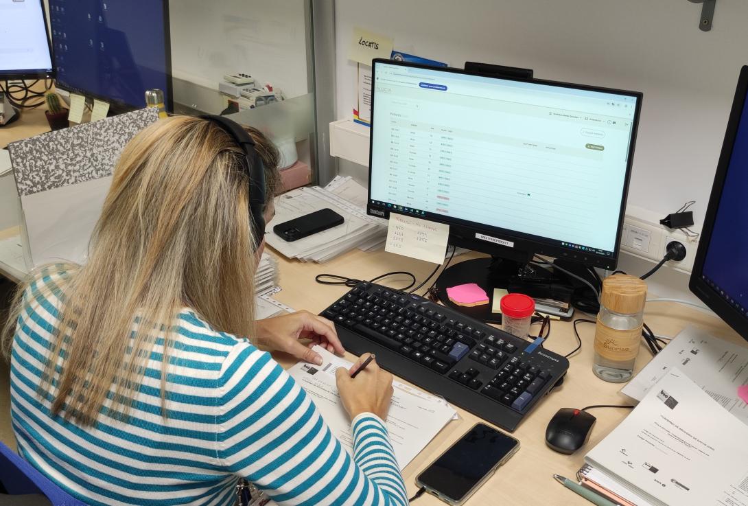 Chica frente a un ordenador