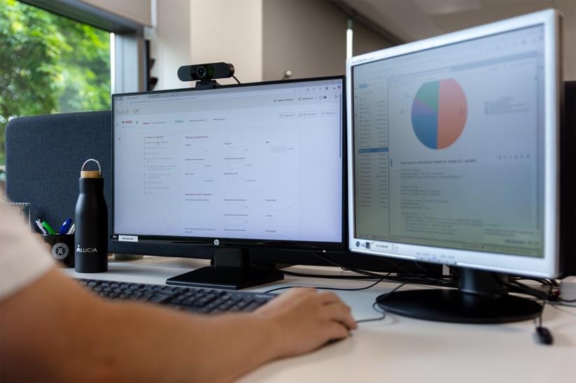 chico con una pantalla y un ordenador